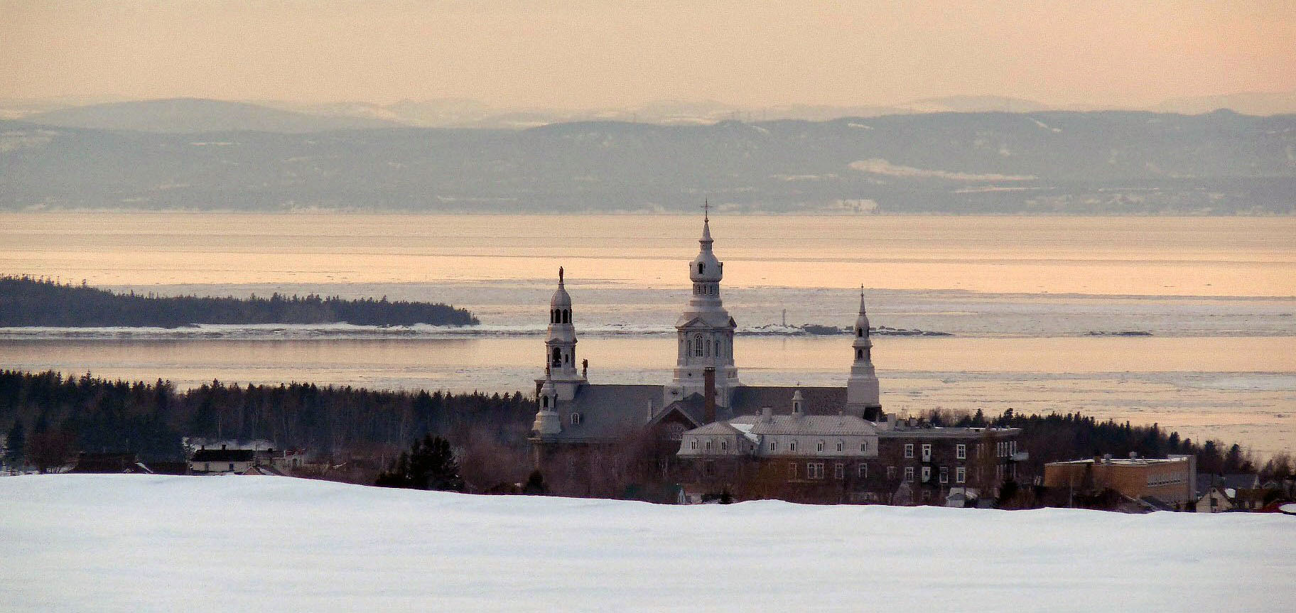 Trois-Pistoles avec le fleuve Saint-Laurent et l'île aux Basques en arrière-plan. (Photo: Nicolas Gagnon, Wiki Commons)